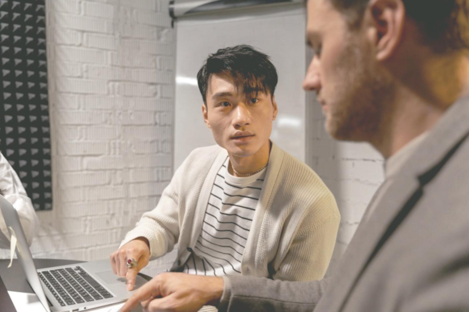 Sesión de trabajo colaborativo desarrollando modelo financiero en equipo