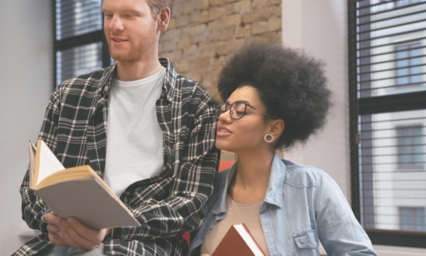 Profesional trabajando en modelado financiero con documentos y ordenador